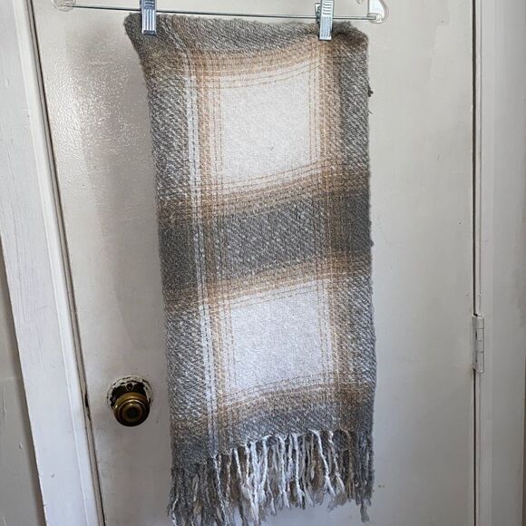 BUCKLE Grey Tan and White Plaid Fringe Blanket-NWT - Picture 2 of 4
